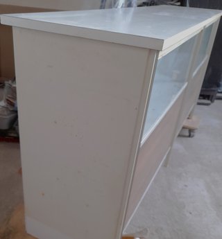 Mostrador de madera y cristal