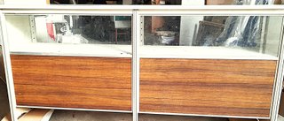Mostrador de madera y cristal