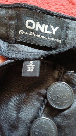 Pantalones negros efecto piel