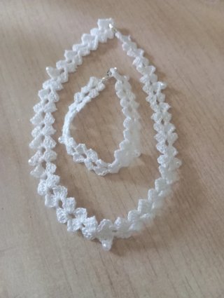 Gargantilla y pulsera crochet perlas