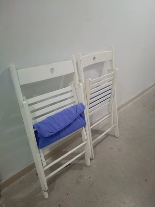 Sillas plegables blancas con cojines azules