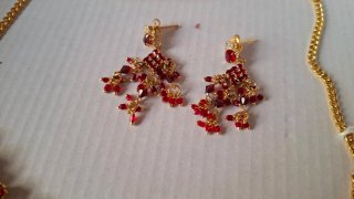 Collar y pendientes dotados, rojos y brillantes