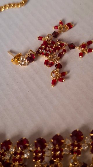 Collar y pendientes dotados, rojos y brillantes