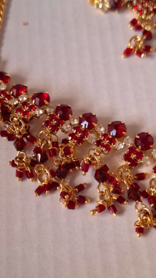 Collar y pendientes dotados, rojos y brillantes