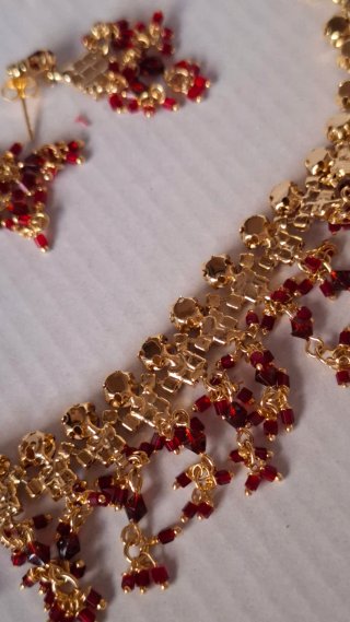 Collar y pendientes dotados, rojos y brillantes