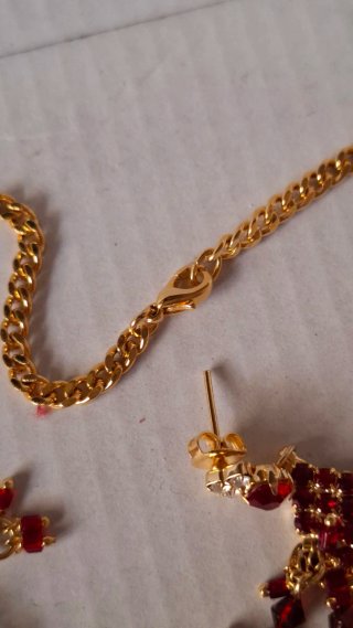 Collar y pendientes dotados, rojos y brillantes