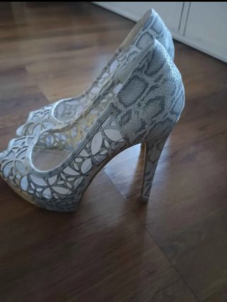 Zapatos de tacón grises y blancos