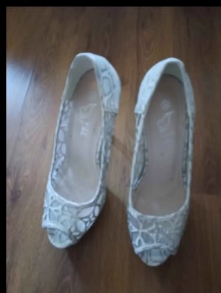 Zapatos de tacón grises y blancos