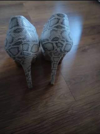 Zapatos de tacón grises y blancos