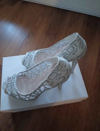 Zapatos de tacón grises y blancos