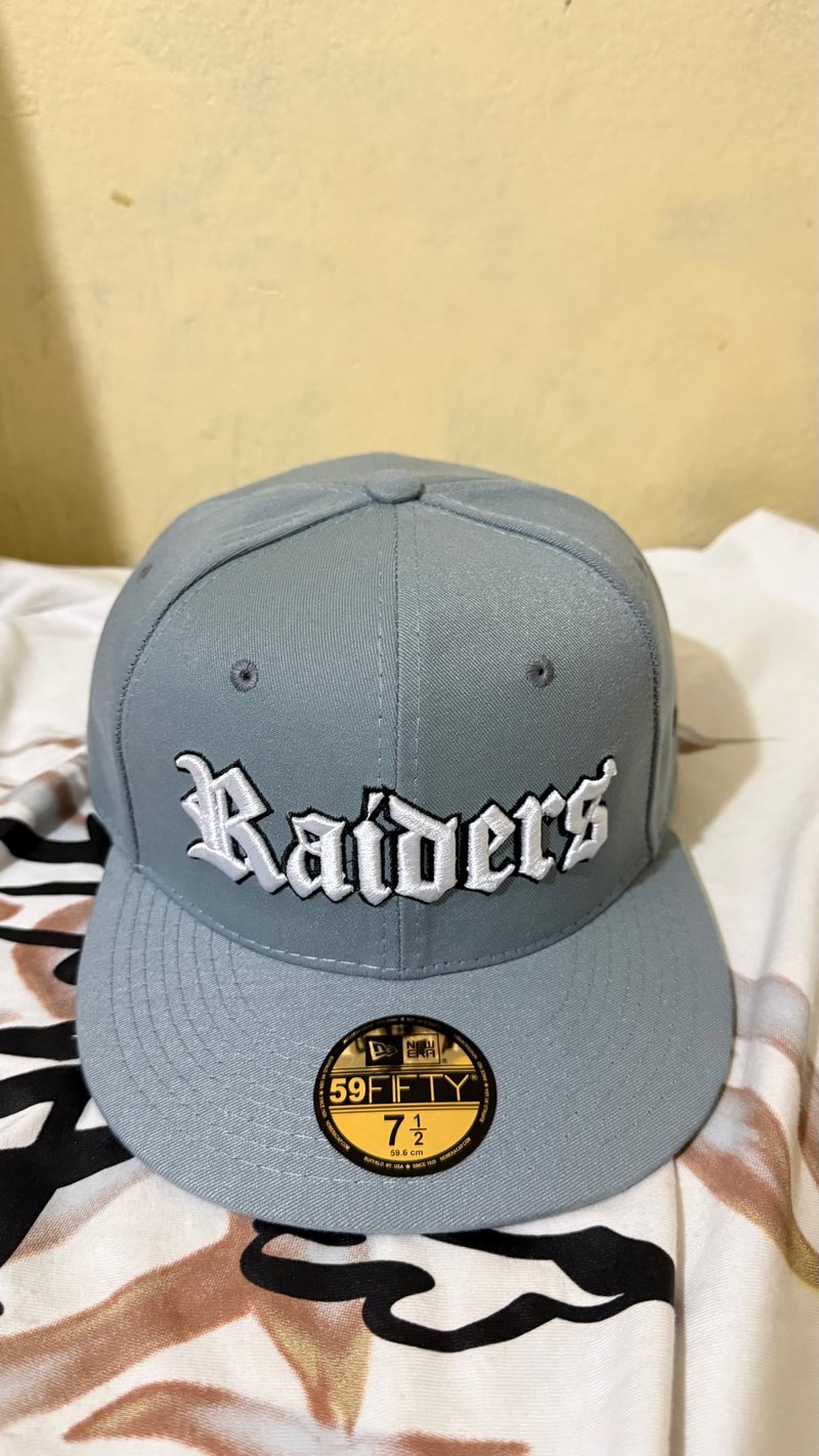 Gorra New Era Raiders Gris Talla 7 1/2