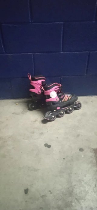 Patines en línea rosas y negros