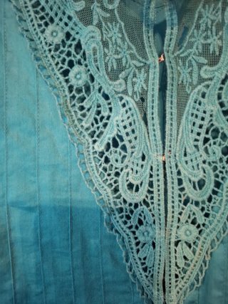 Blusa BIMBA Y LOLA verde con puntilla