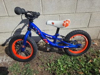 Bicicleta infantil azul con ruedas naranjas