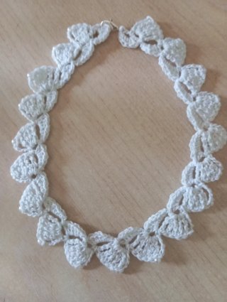 Gargantilla de crochet blanca con perlas