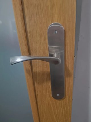 Puerta de madera con cristal