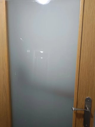 Puerta de madera con cristal