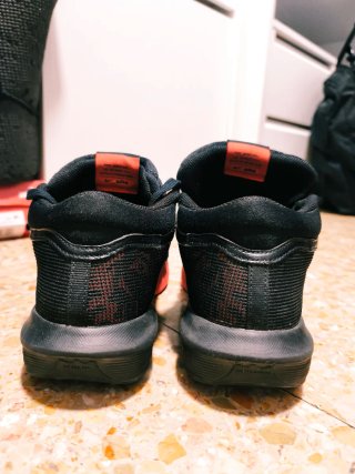 Zapatillas Nike LeBron Negras y Rojas