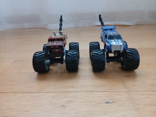 Varios coches juguete