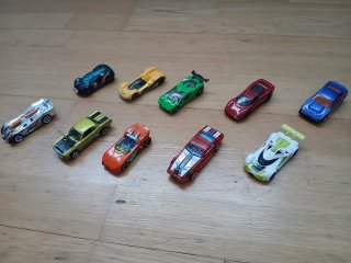 Varios coches juguete