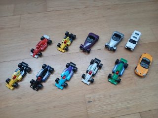Varios coches juguete