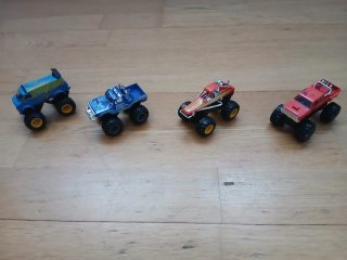 Varios coches juguete