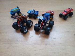 Varios coches juguete