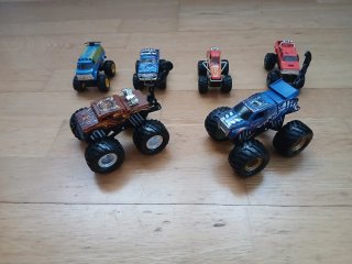 Varios coches juguete