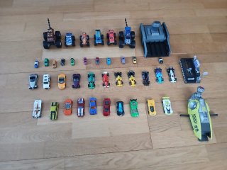 Varios coches juguete