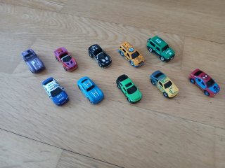 Varios coches juguete