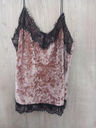 Top de terciopelo con encaje negro