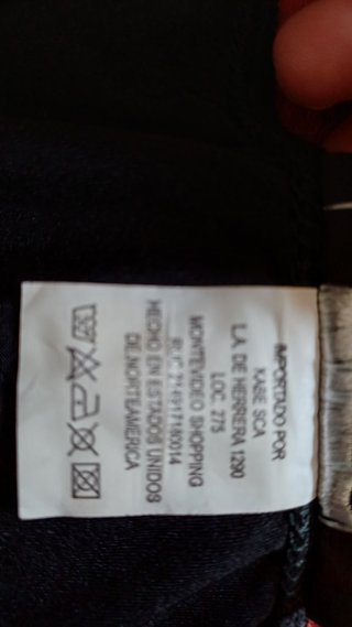 Musculosa negra con detalle
