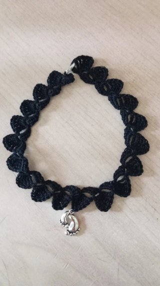 Gargantilla negra con charm de pies