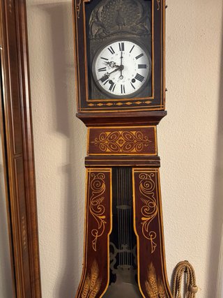 Reloj de pie antiguo decorado