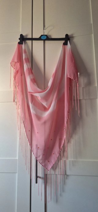 Mantoncillo rosa y blanco con flecos