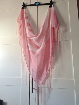 Mantoncillo rosa y blanco con flecos