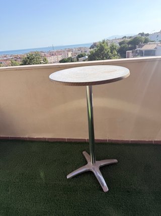 Tavolo alto in alluminio e legno per patio