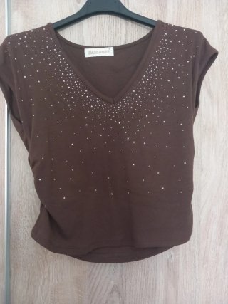 Camiseta marrón con lentejuelas