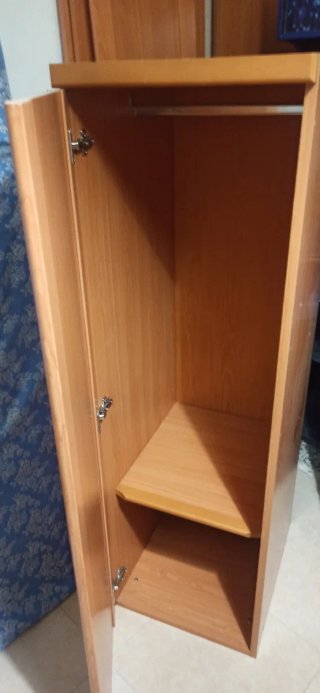 Cajonera y armario de madera