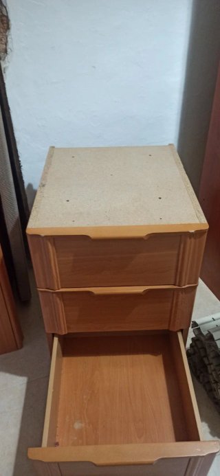 Cajonera y armario de madera
