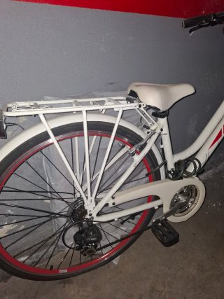 Bicicleta blanca con cesta y portabultos