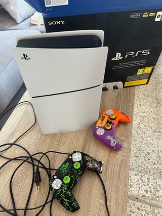 PlayStation 5 Digital Edition + 2 mandos