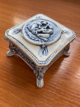 Caja porcelana antigua figuras azul y blanco