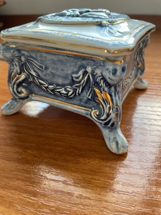 Caja porcelana antigua figuras azul y blanco