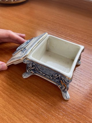 Caja porcelana antigua figuras azul y blanco