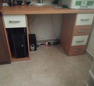 Scrivania in legno e beige con cassetti