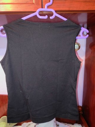 Top negro con lentejuelas. Talla M