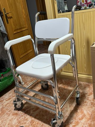 Silla de aluminio con innodoro y ruedas para ducha