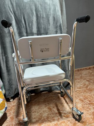 Silla de aluminio con innodoro y ruedas para ducha