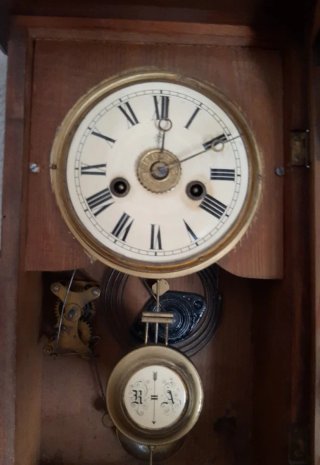 Reloj de pared mecanico antiguo de madera